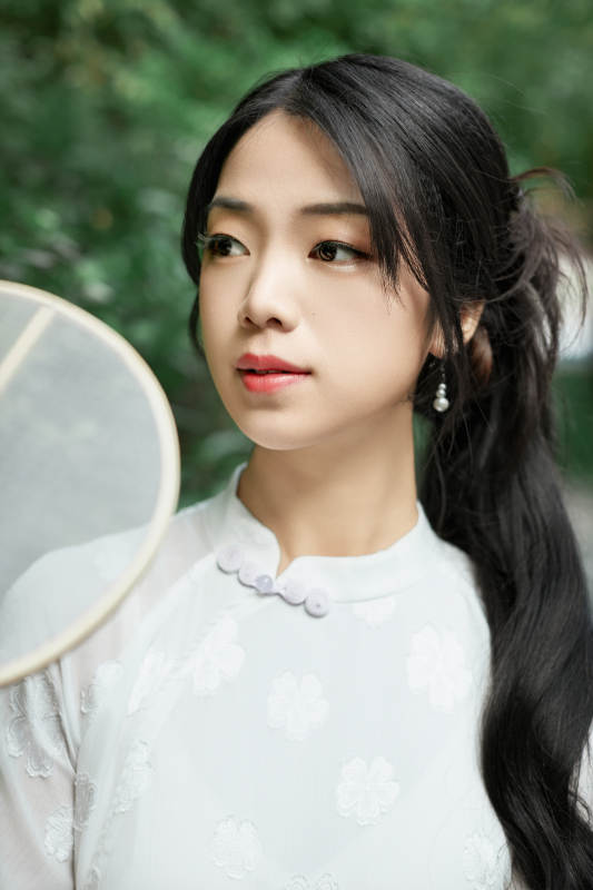 穿着民国风格旗袍的美女在古城游玩