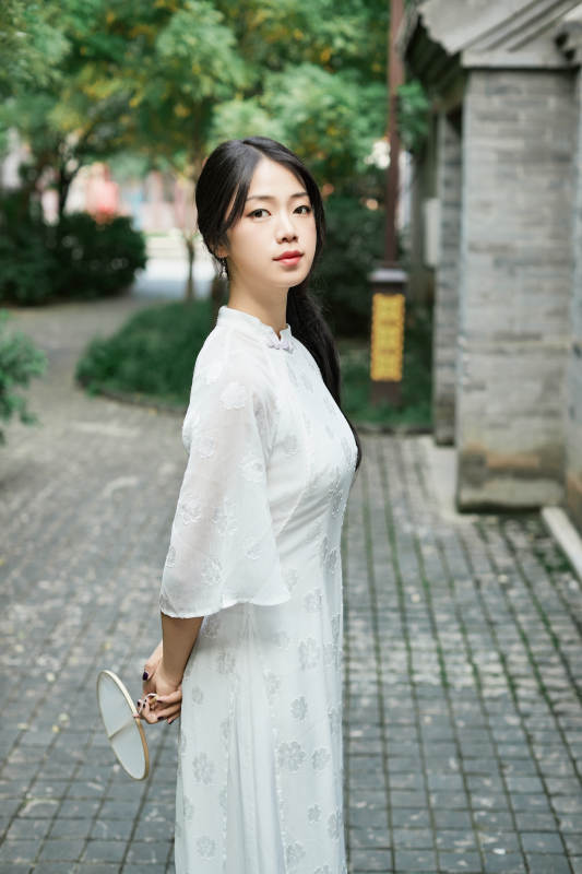 穿着民国风格旗袍的美女在古城游玩-摄影图