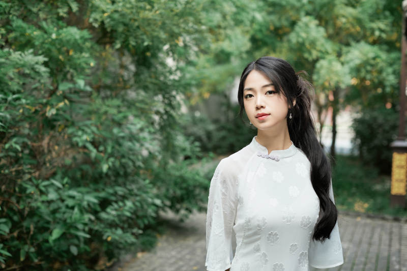 穿着民国风格旗袍的美女在古城游玩