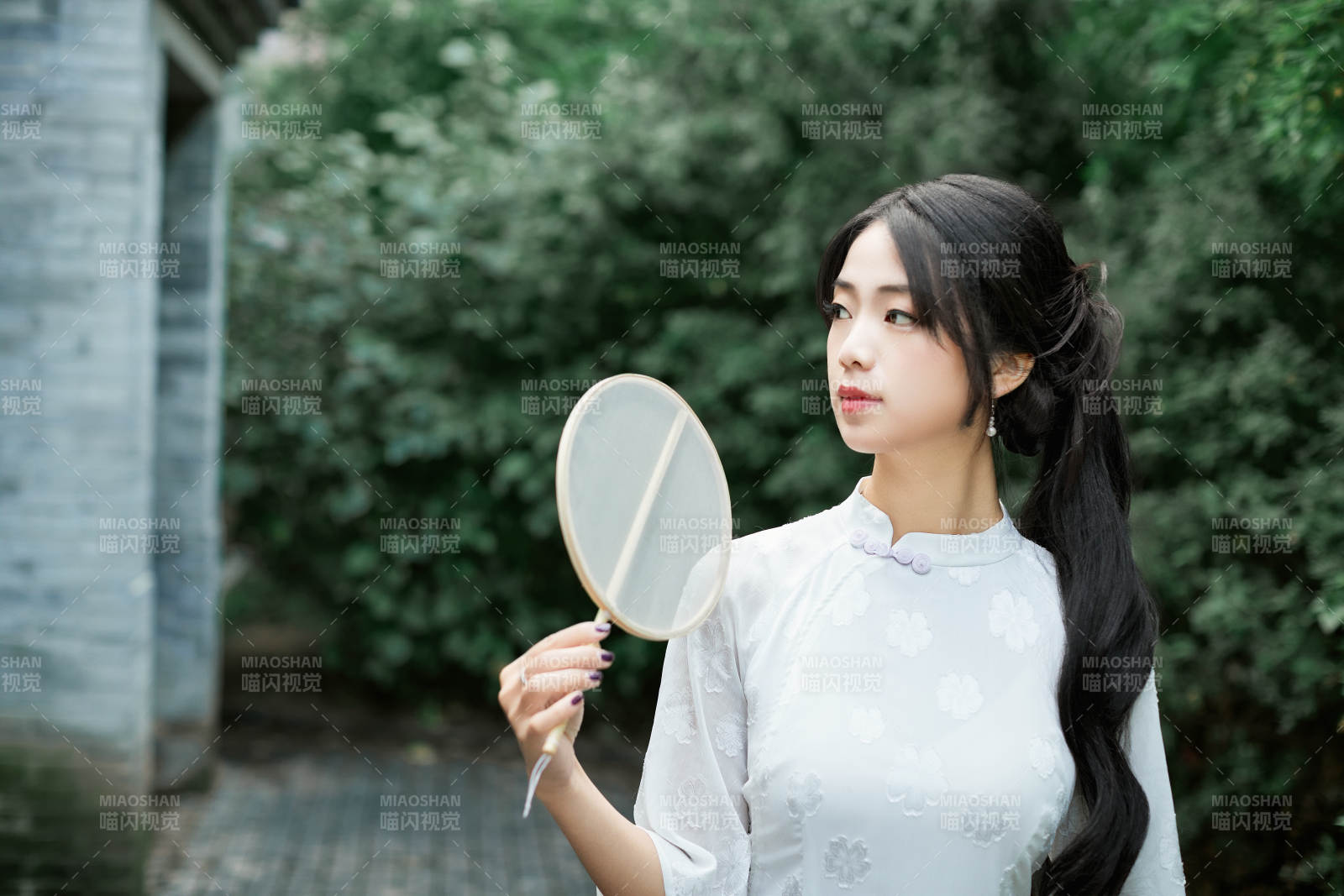 穿着民国风格旗袍的美女在古城游玩