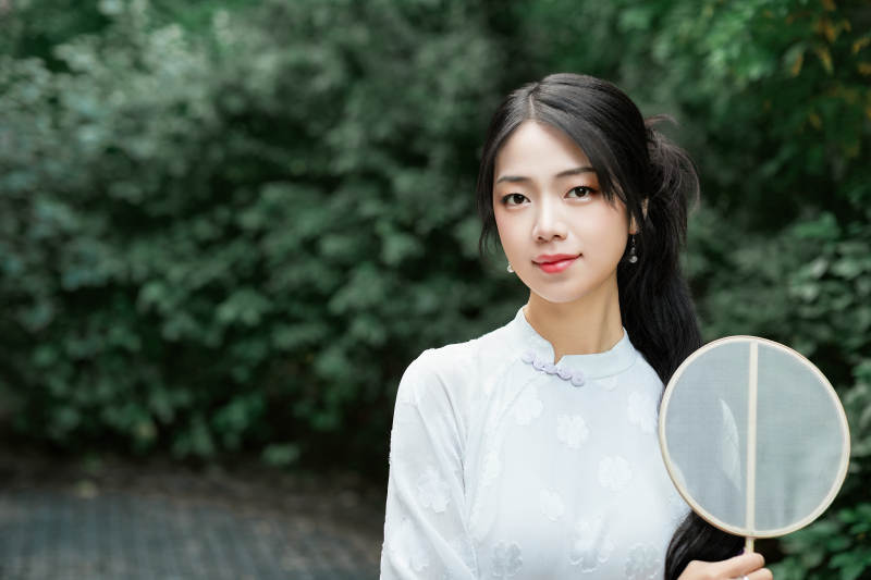 穿着民国风格旗袍的美女在古城游玩