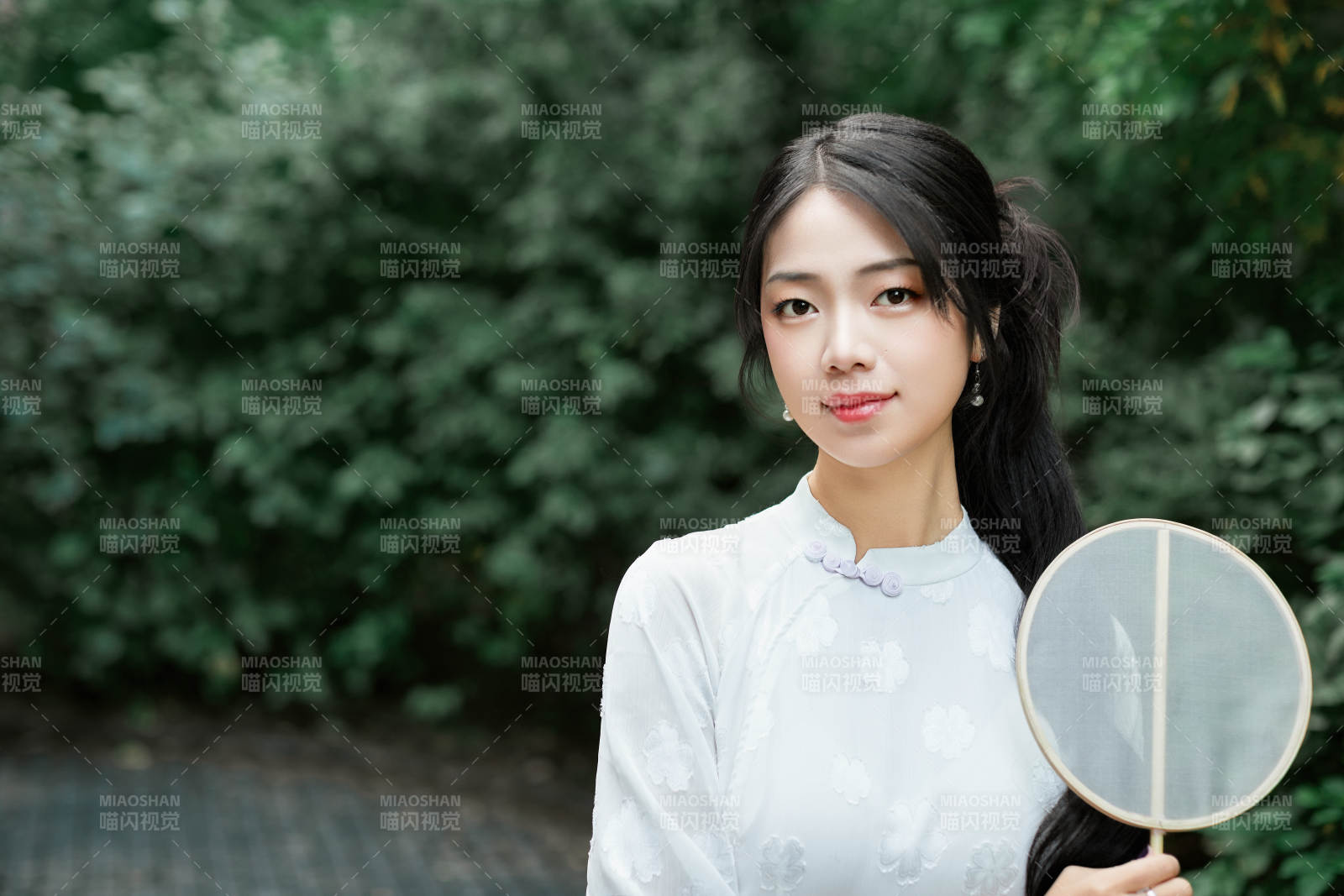 穿着民国风格旗袍的美女在古城游玩