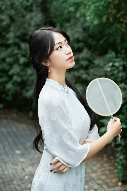 穿着民国风格旗袍的美女在古城游玩