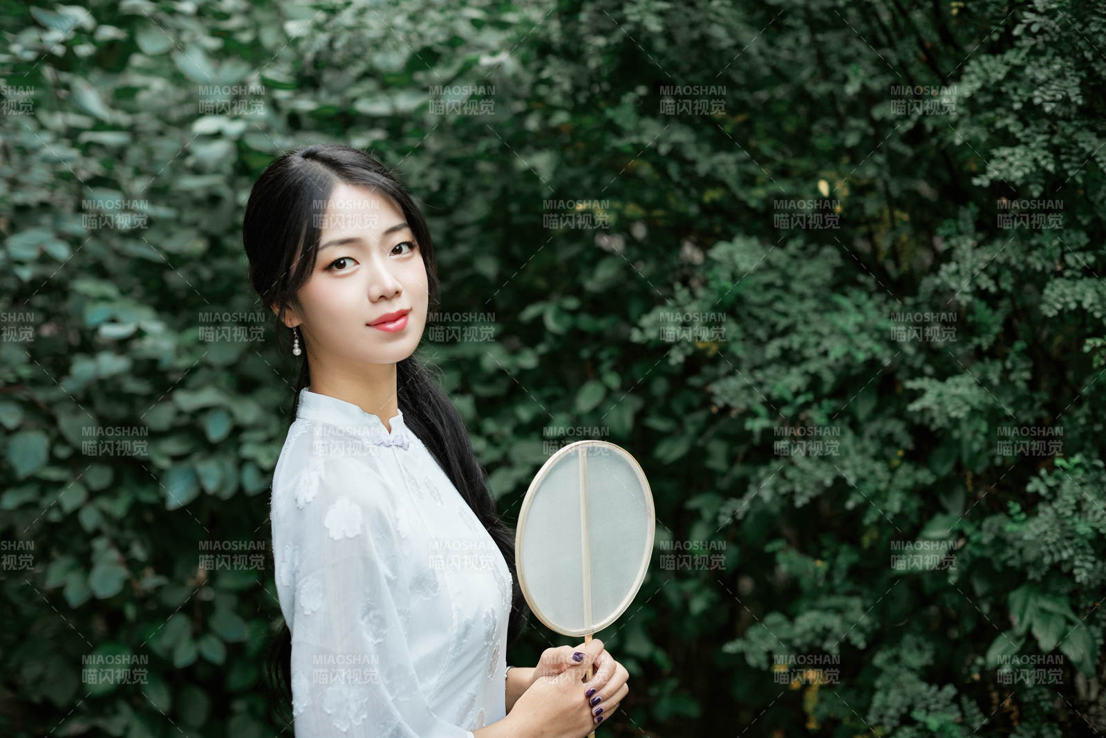 穿着民国风格旗袍的美女在古城游玩