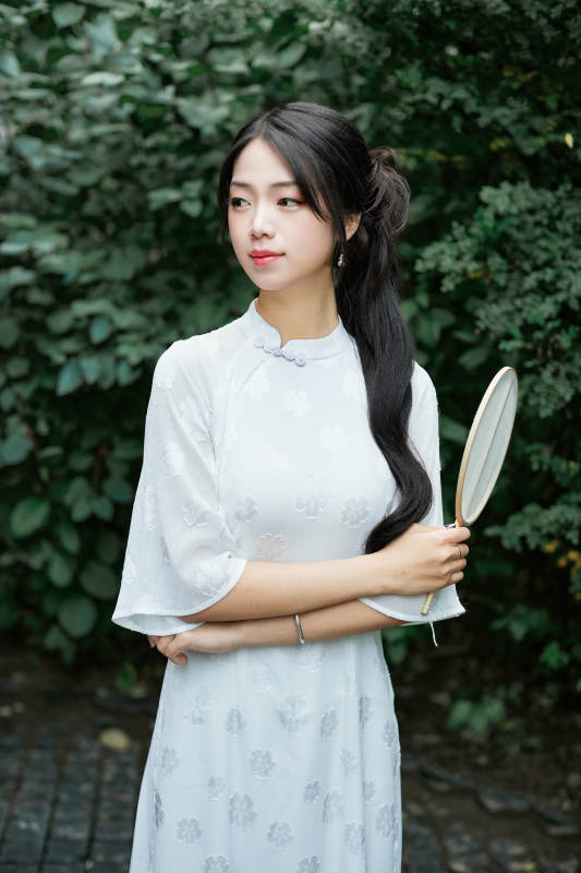 穿着民国风格旗袍的美女在古城游玩