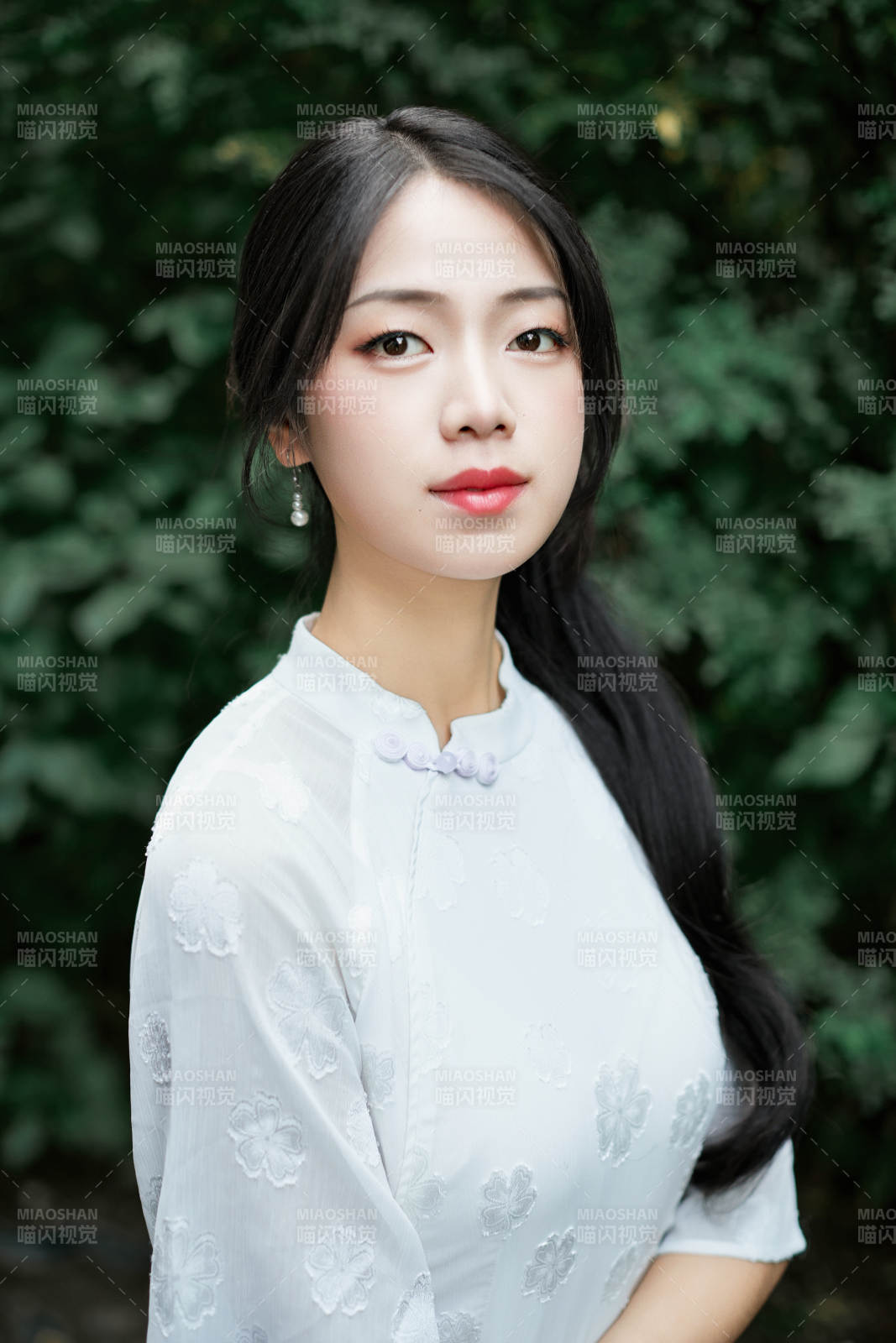 穿著民國風格旗袍的美女在古城游玩