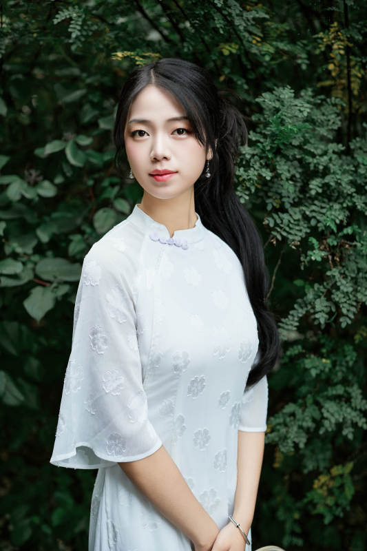 穿着民国风格旗袍的美女在古城游玩