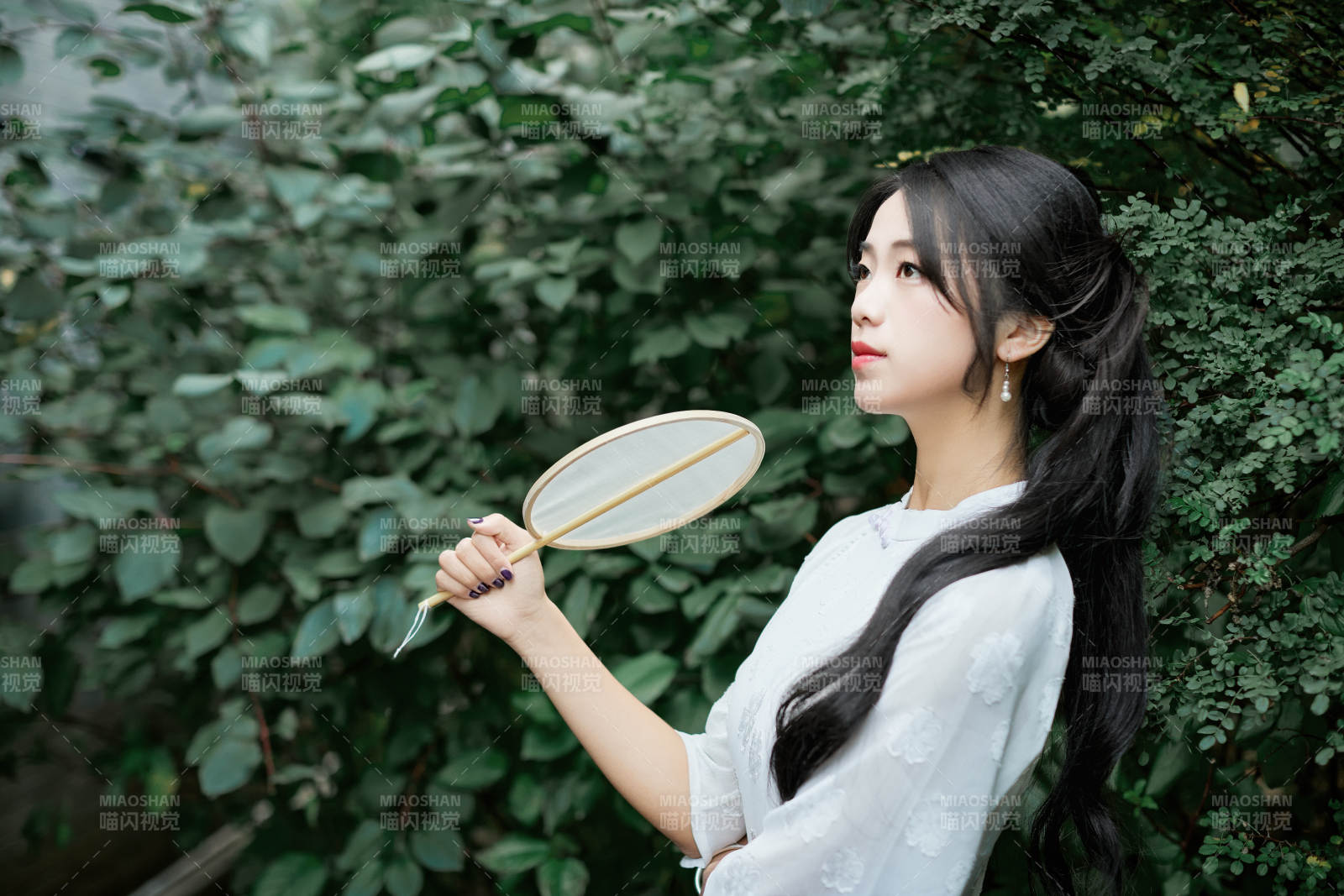 穿著民國風格旗袍的美女在古城游玩