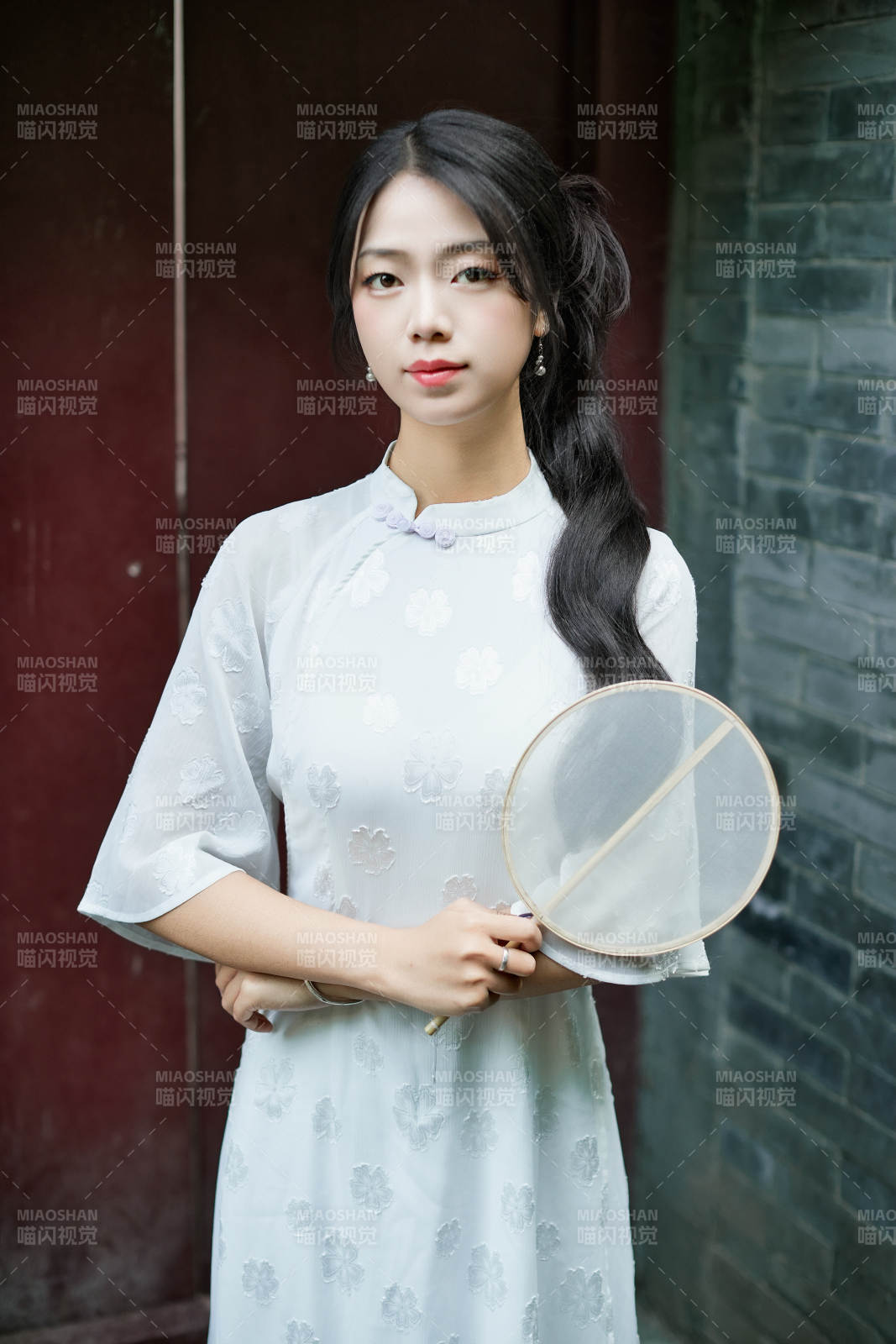 穿着民国风格旗袍的美女在古城游玩