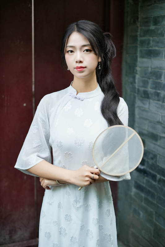 穿着民国风格旗袍的美女在古城游玩