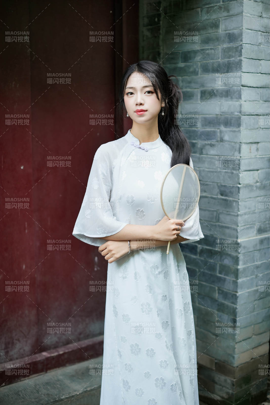 穿着民国风格旗袍的美女在古城游玩