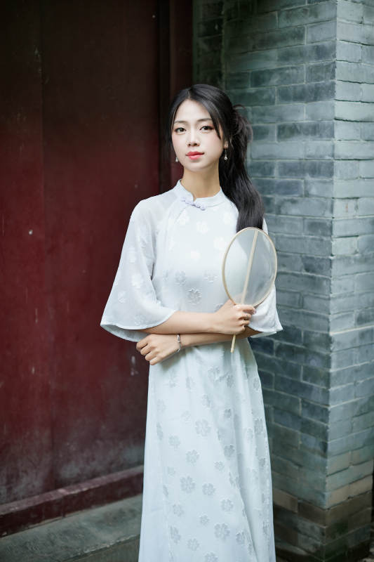 穿着民国风格旗袍的美女在古城游玩