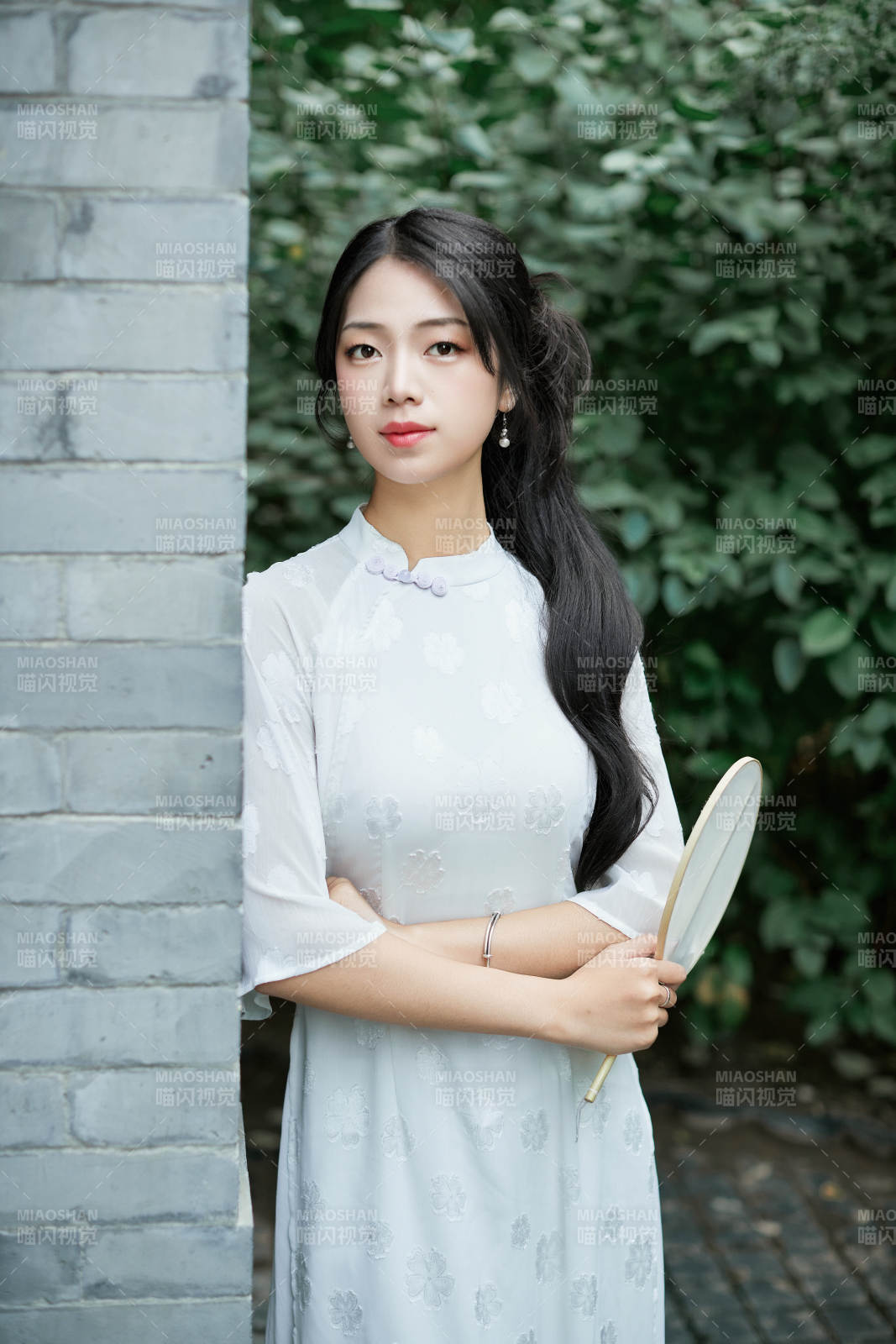 穿着民国风格旗袍的美女在古城游玩