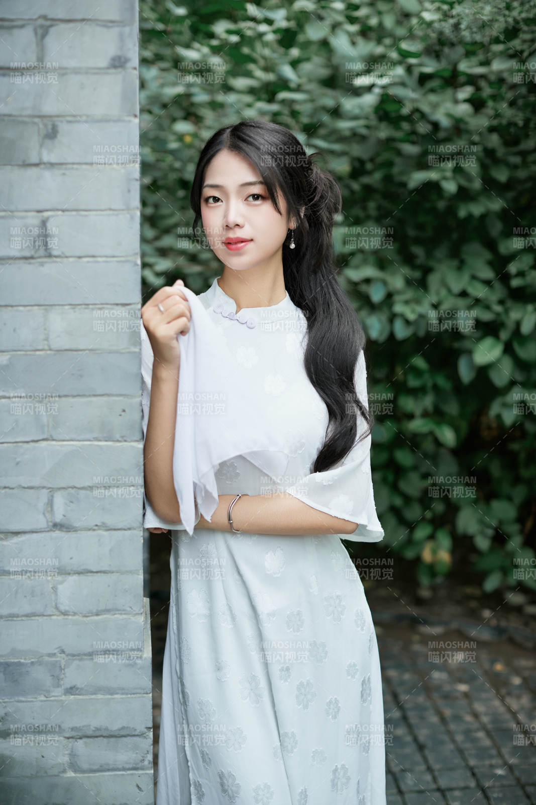 穿着民国风格旗袍的美女在古城游玩