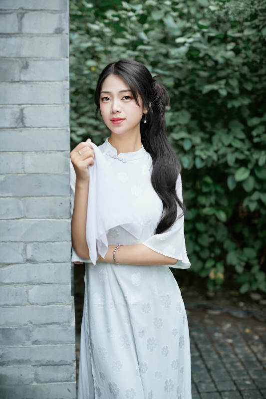 穿着民国风格旗袍的美女在古城游玩