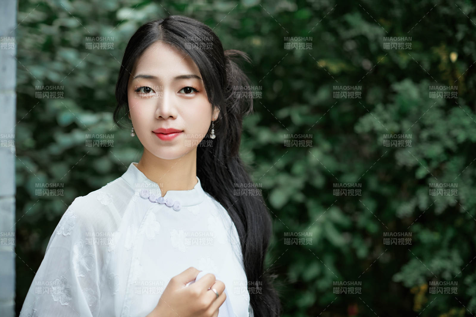 穿著民國風(fēng)格旗袍的美女在古城游玩