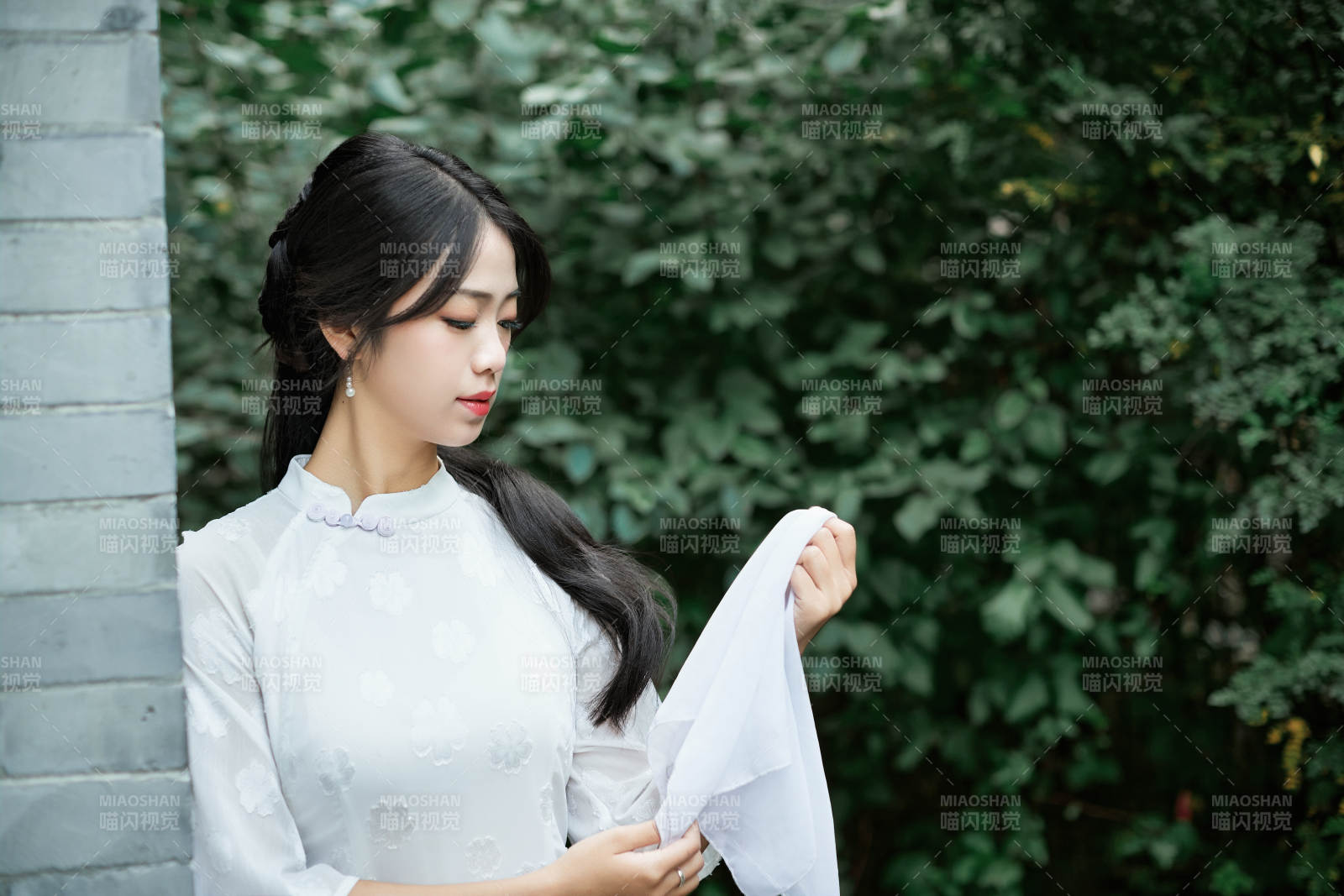 穿着民国风格旗袍的美女在古城游玩