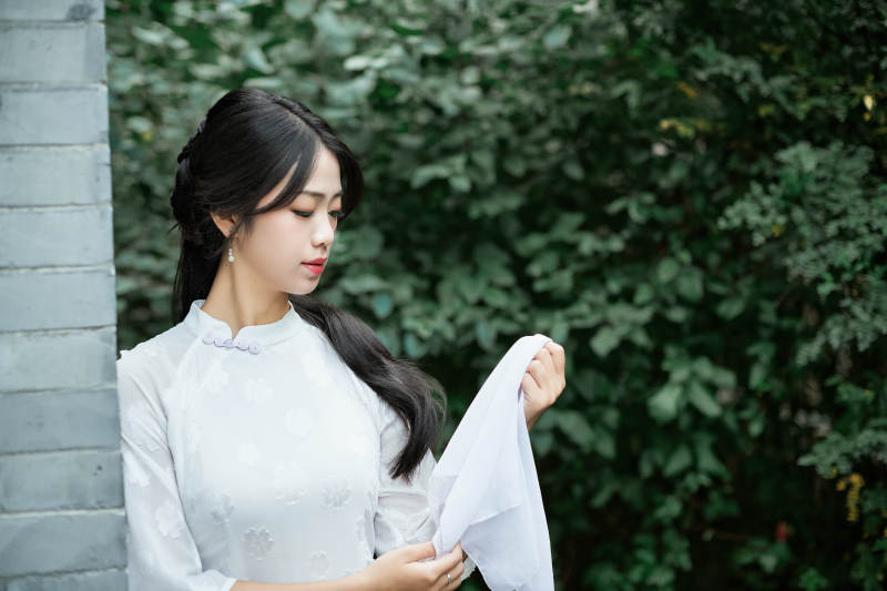 穿着民国风格旗袍的美女在古城游玩