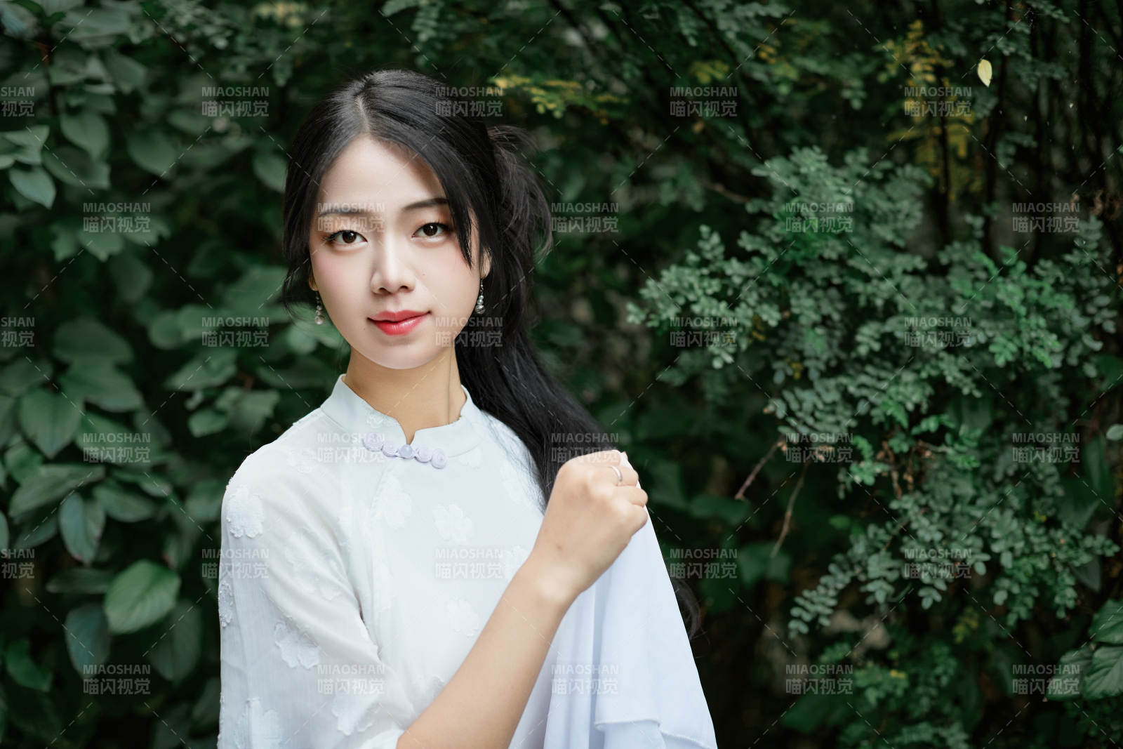 穿着民国风格旗袍的美女在古城游玩