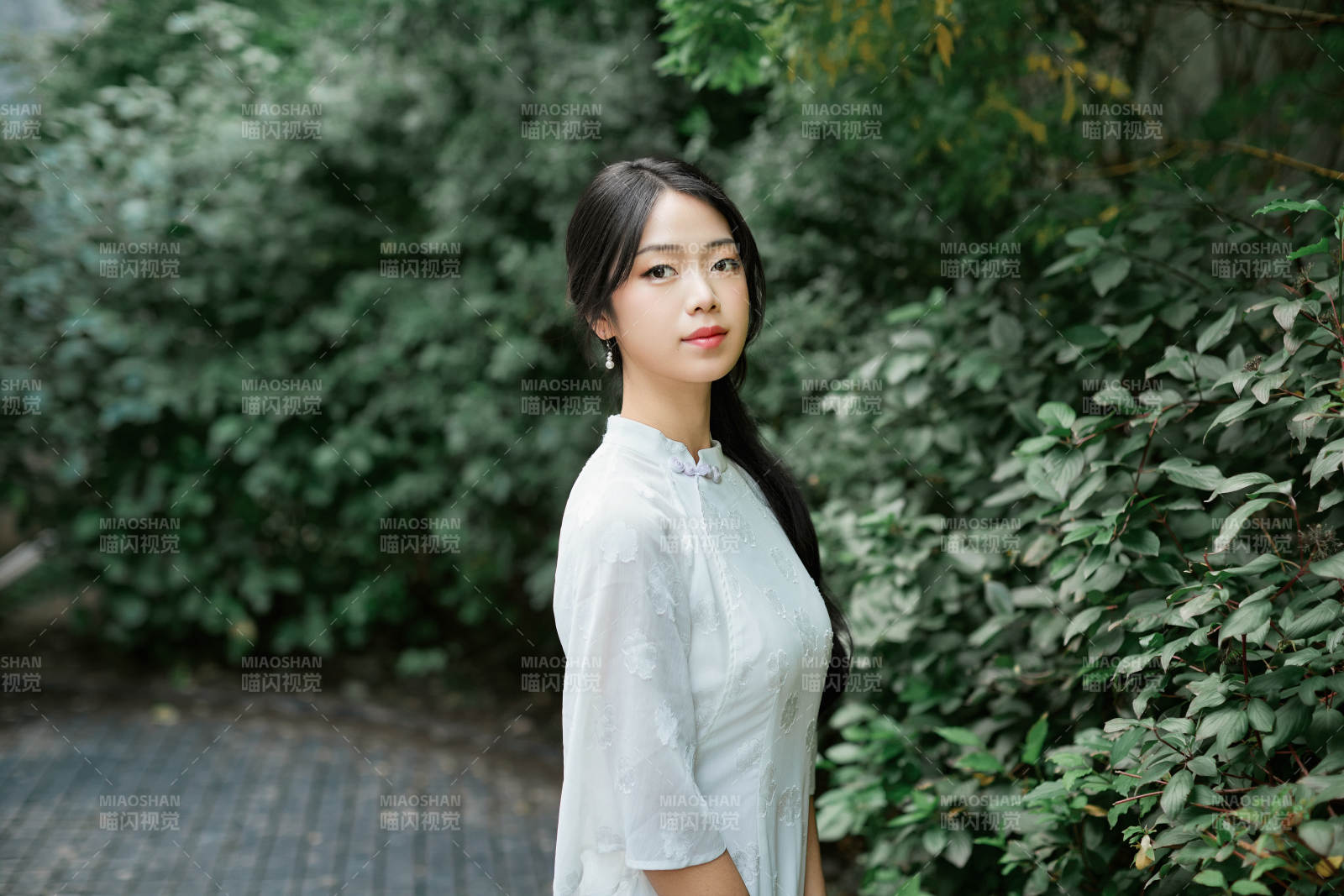 穿著民國風格旗袍的美女在古城游玩