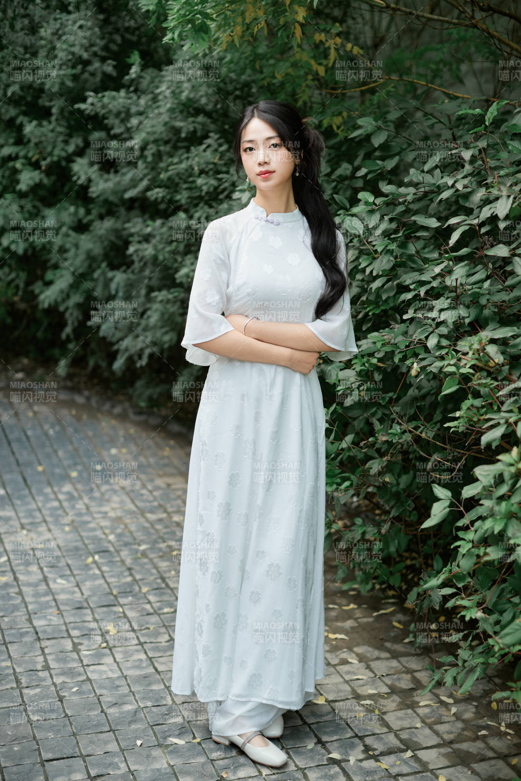 穿着民国风格旗袍的美女在古城游玩