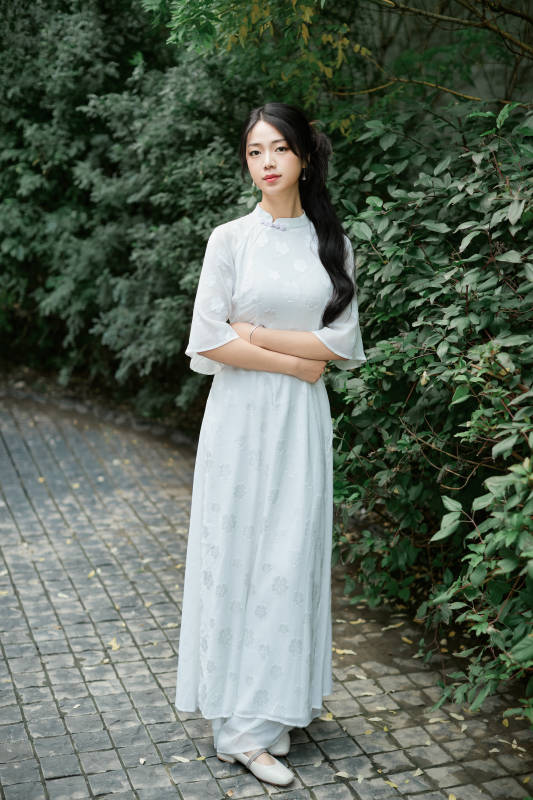 穿着民国风格旗袍的美女在古城游玩