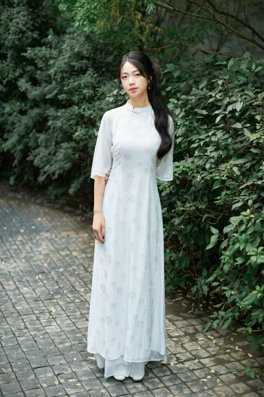 穿着民国风格旗袍的美女在古城游玩