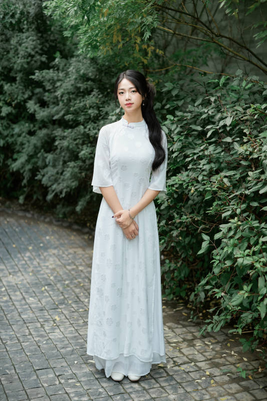 穿着民国风格旗袍的美女在古城游玩