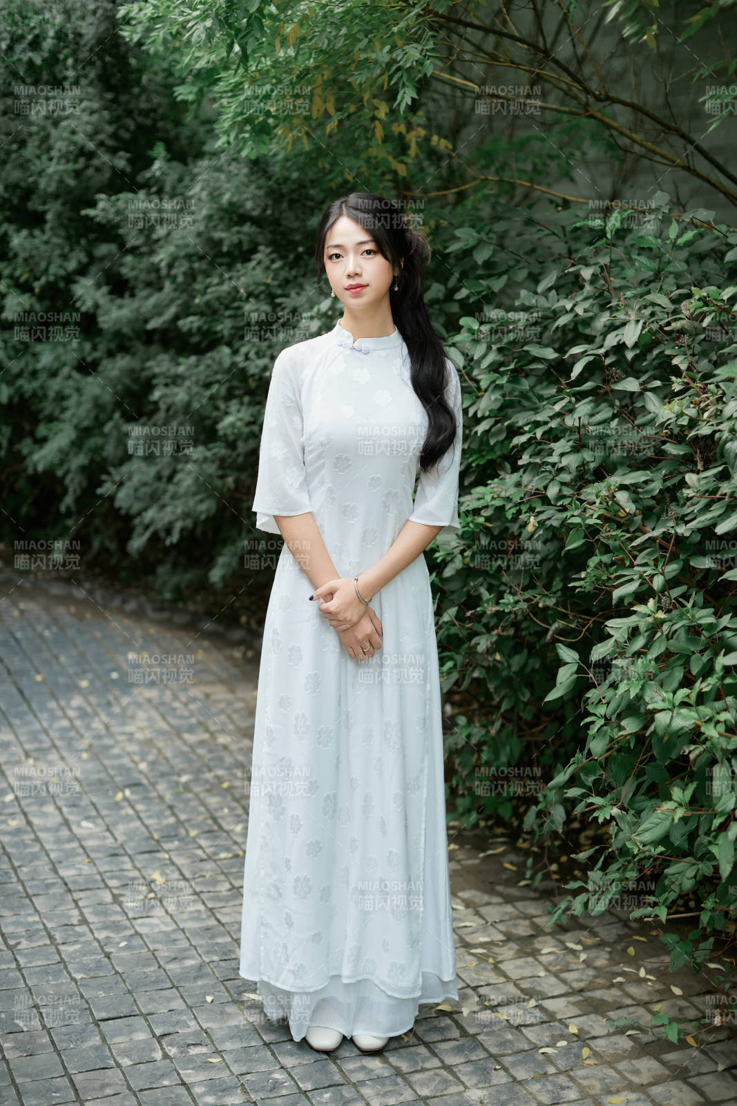 穿着民国风格旗袍的美女在古城游玩