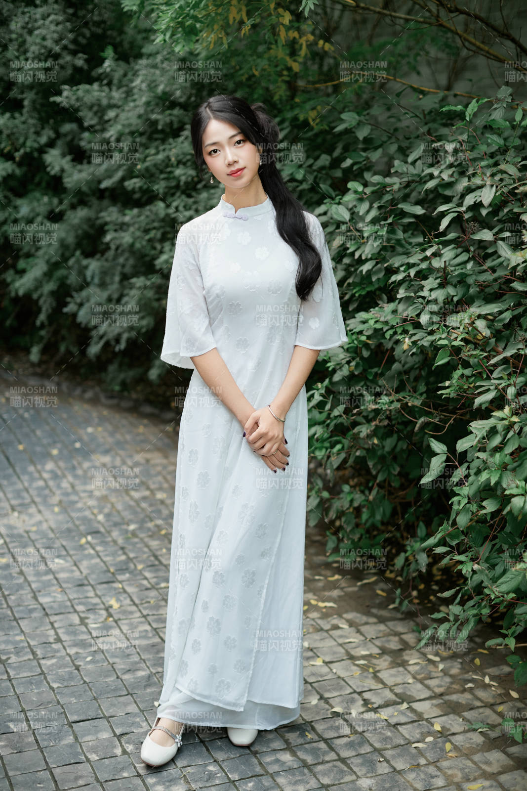 穿着民国风格旗袍的美女在古城游玩-摄影图