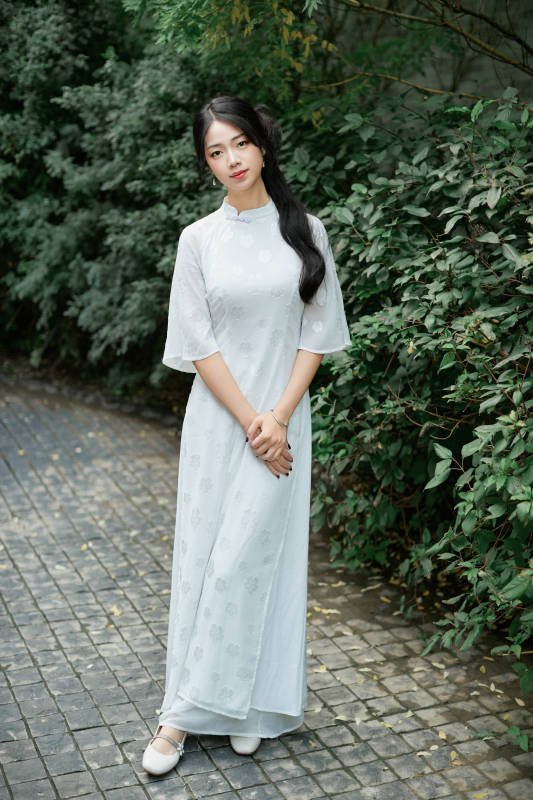 穿着民国风格旗袍的美女在古城游玩-摄影图