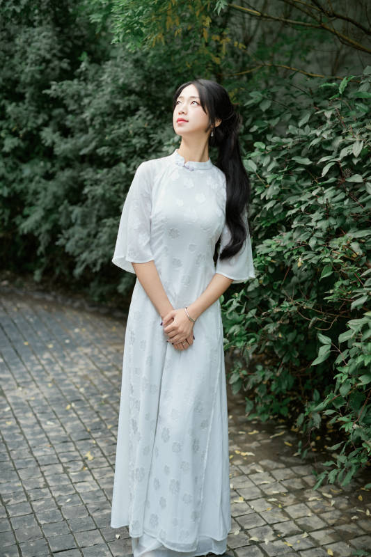 穿着民国风格旗袍的美女在古城游玩