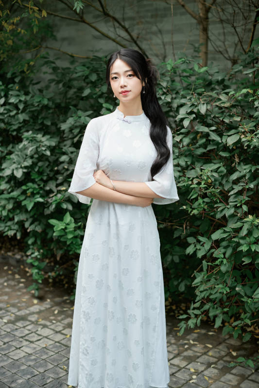 穿着民国风格旗袍的美女在古城游玩