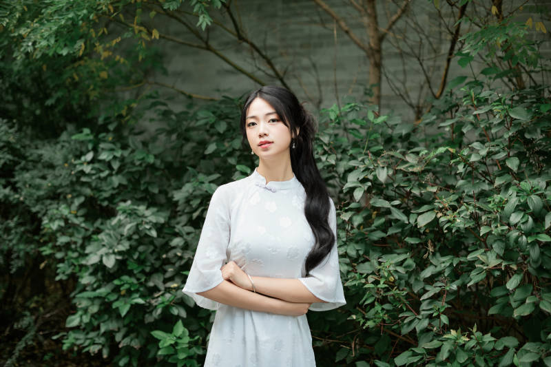 穿着民国风格旗袍的美女在古城游玩