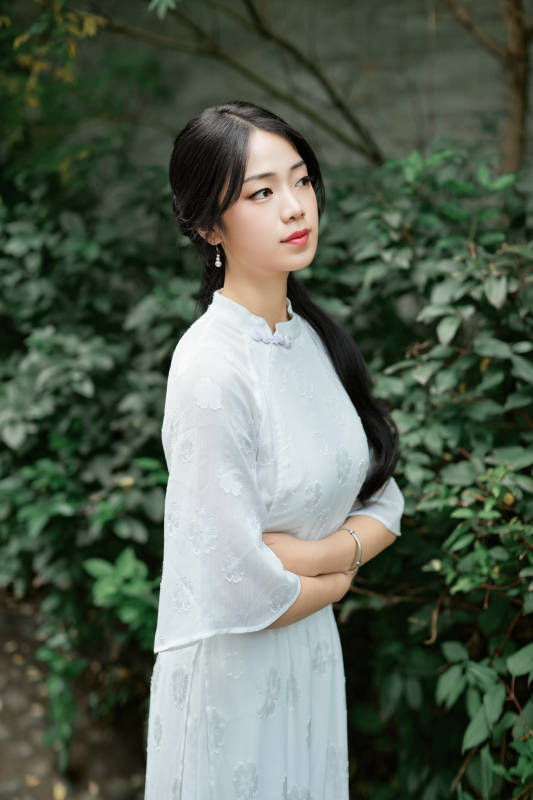 穿着民国风格旗袍的美女在古城游玩