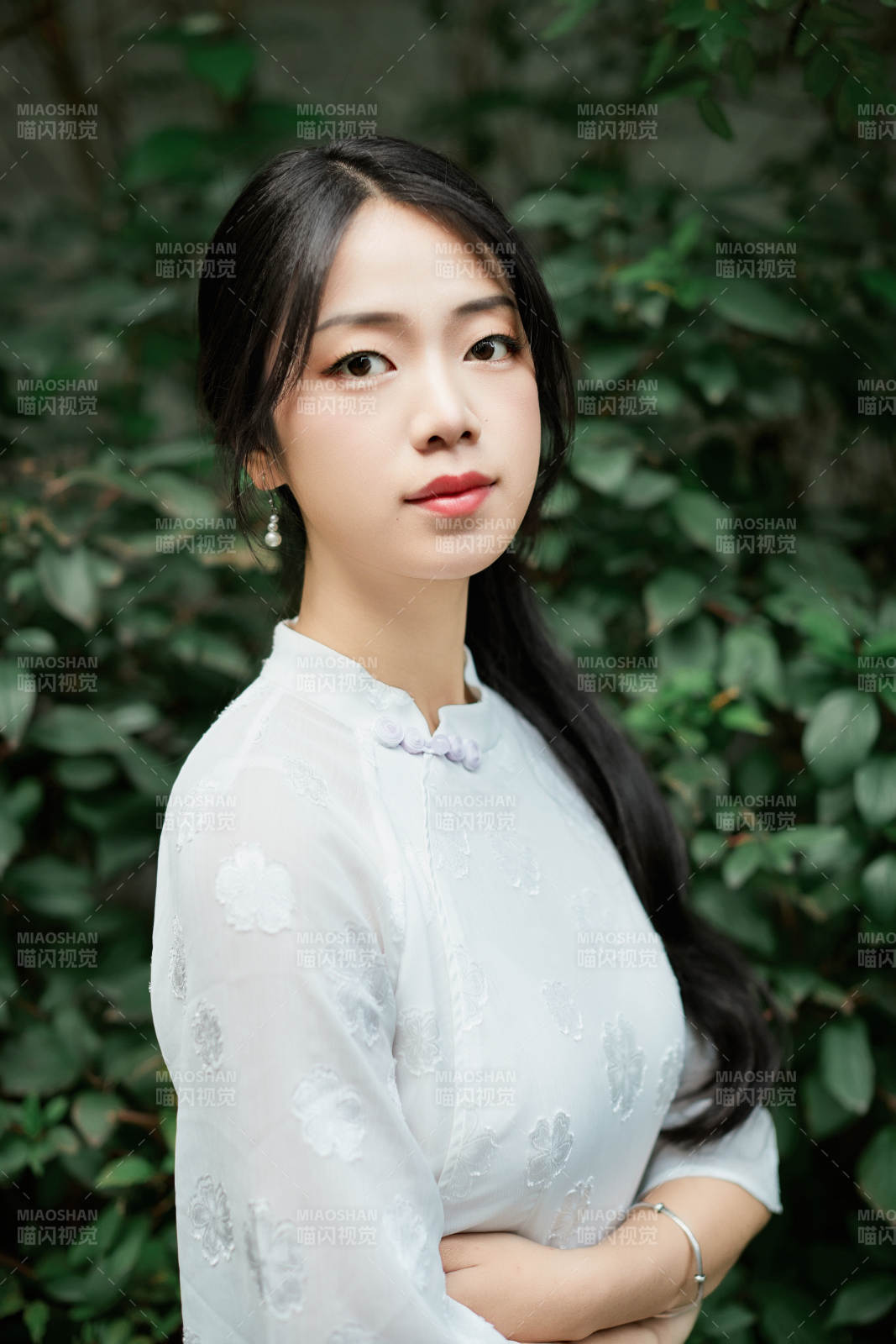 穿著民國風(fēng)格旗袍的美女在古城游玩