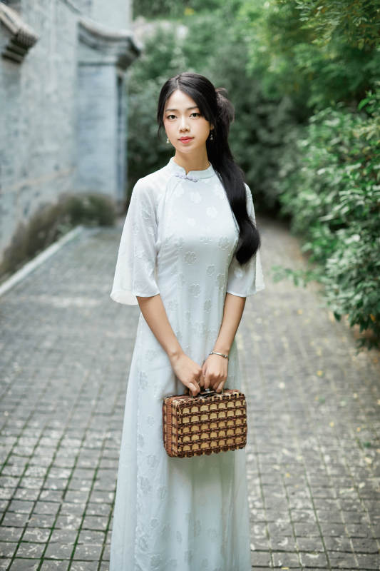 穿着民国风格旗袍的美女在古城游玩