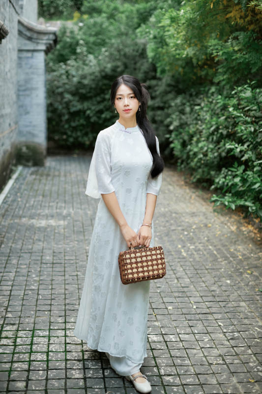 穿着民国风格旗袍的美女在古城游玩