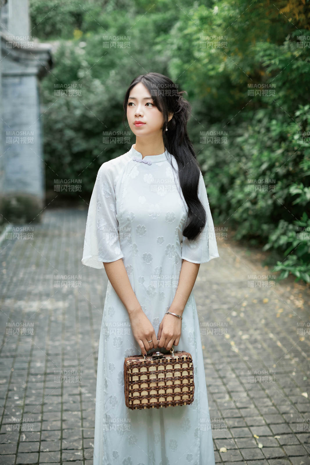 穿着民国风格旗袍的美女在古城游玩