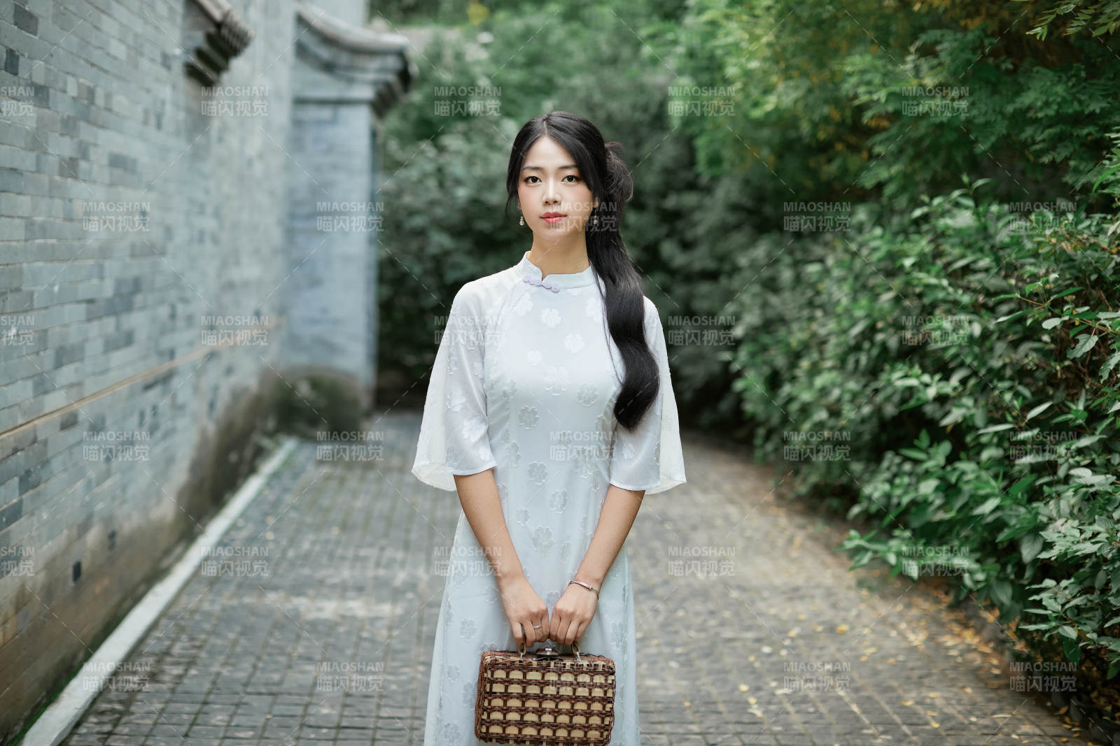 穿着民国风格旗袍的美女在古城游玩