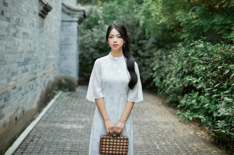 穿着民国风格旗袍的美女在古城游玩