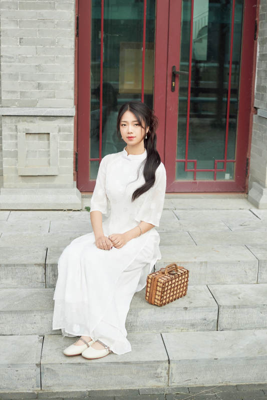 在影视基地身穿旗袍的亚洲女性