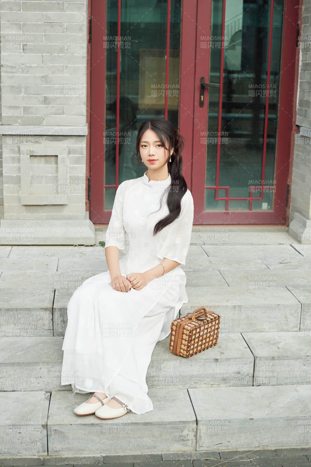 在影视基地身穿旗袍的亚洲女性