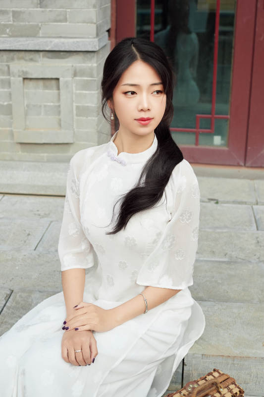 在影视基地身穿旗袍的亚洲女性