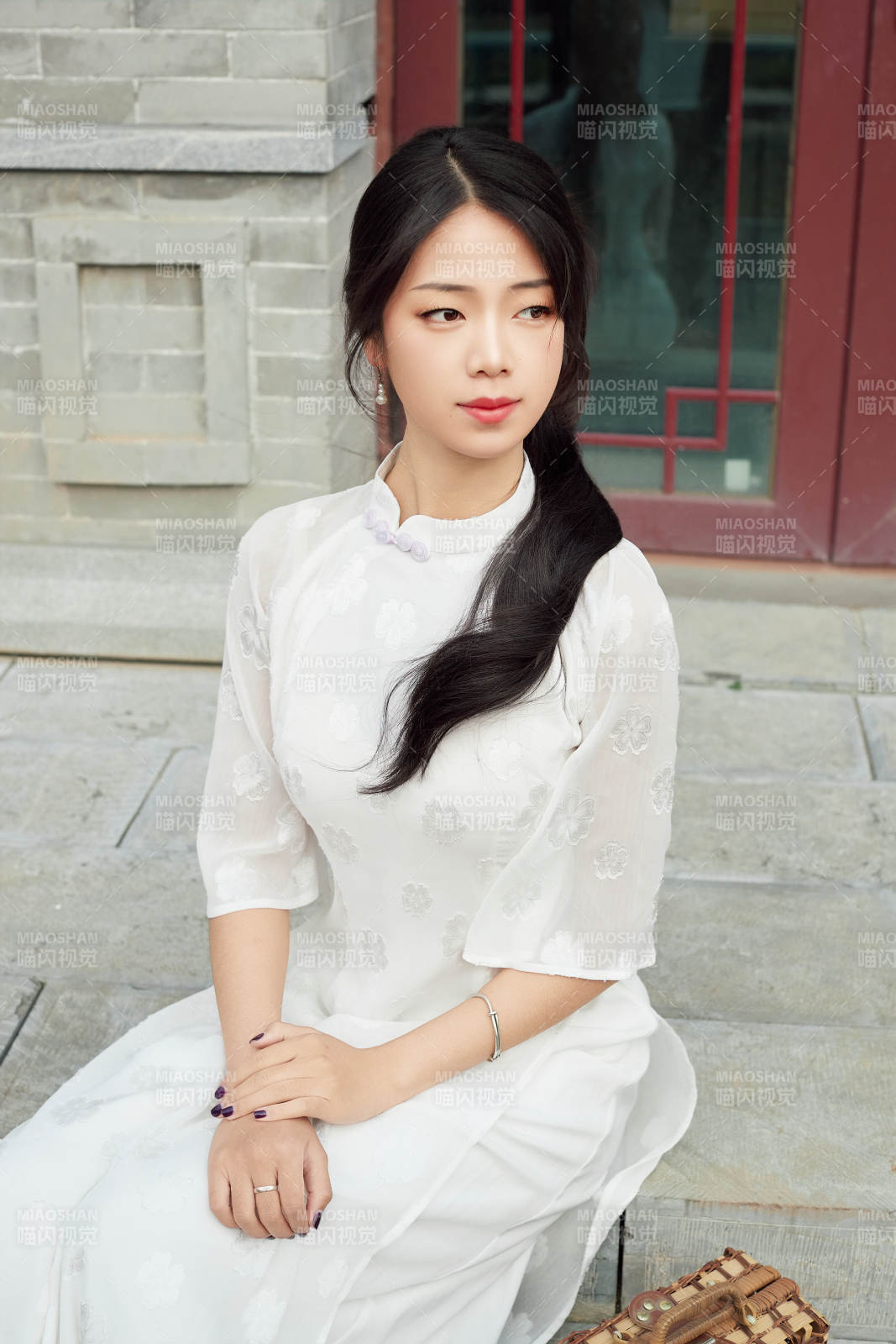 在影视基地身穿旗袍的亚洲女性