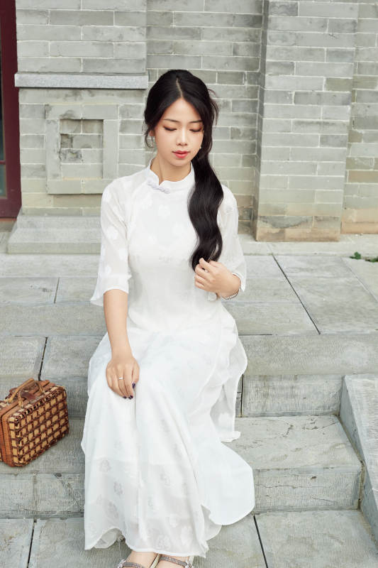 在影视基地身穿旗袍的亚洲女性