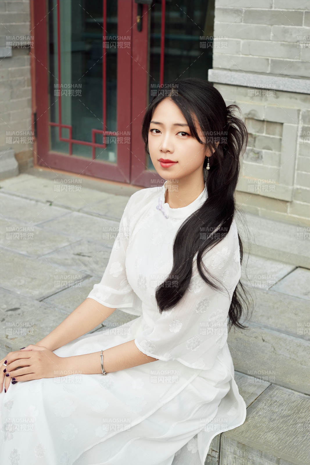 在影视基地身穿旗袍的亚洲女性