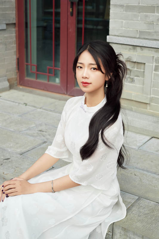 在影视基地身穿旗袍的亚洲女性