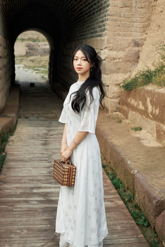 在影视基地身穿旗袍的亚洲女性