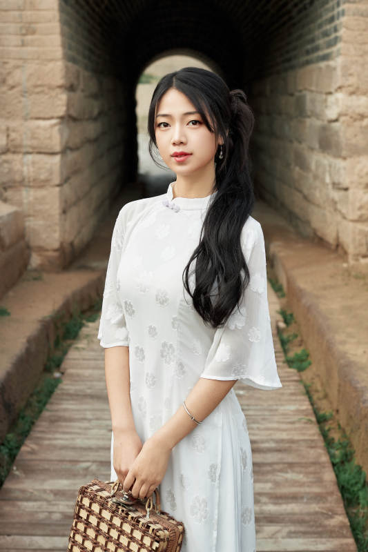 在影视基地身穿旗袍的亚洲女性